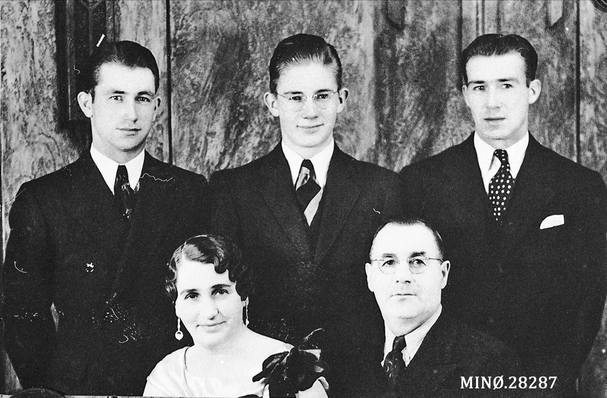 Familiebilde. Gudrun Andersen, f. Hagen, fra Ytre Rendal. Sammen med mann og sønner i Montana, USA. 