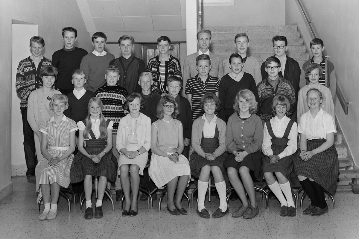 Midtbyen skole, klasse 7 B 1965. Gruppe elever og lærer, ukjente.