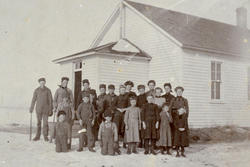 Elever og lærere utenfor skolestua i USA, ca. 1882