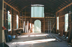 Interiør i utvandrerkirken under oppbyggingen av kirken på friluftsmuseet. Her uten dører og vinduer
