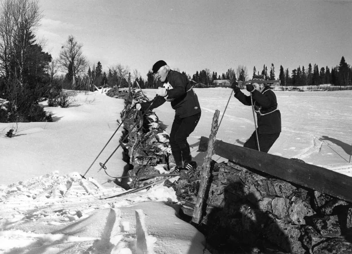Kjell Aukrust (t.v) og Vidar Sandbeck på ski. Skjæringfjell, februar 1972