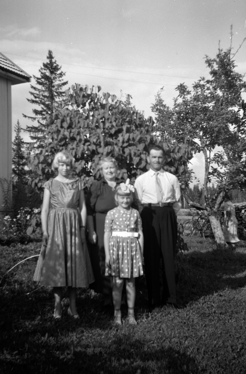 Familiegruppe 4. F.v. Marit Østby Deglum, Anne Østby Deglum f. Dobloug, Kristian Østby Deglum, foran ukjent. Gnr. 365, bnr. 1-9.