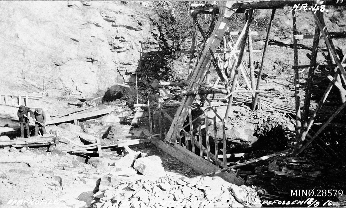Eidsfossen august1916 - bygging av dammen