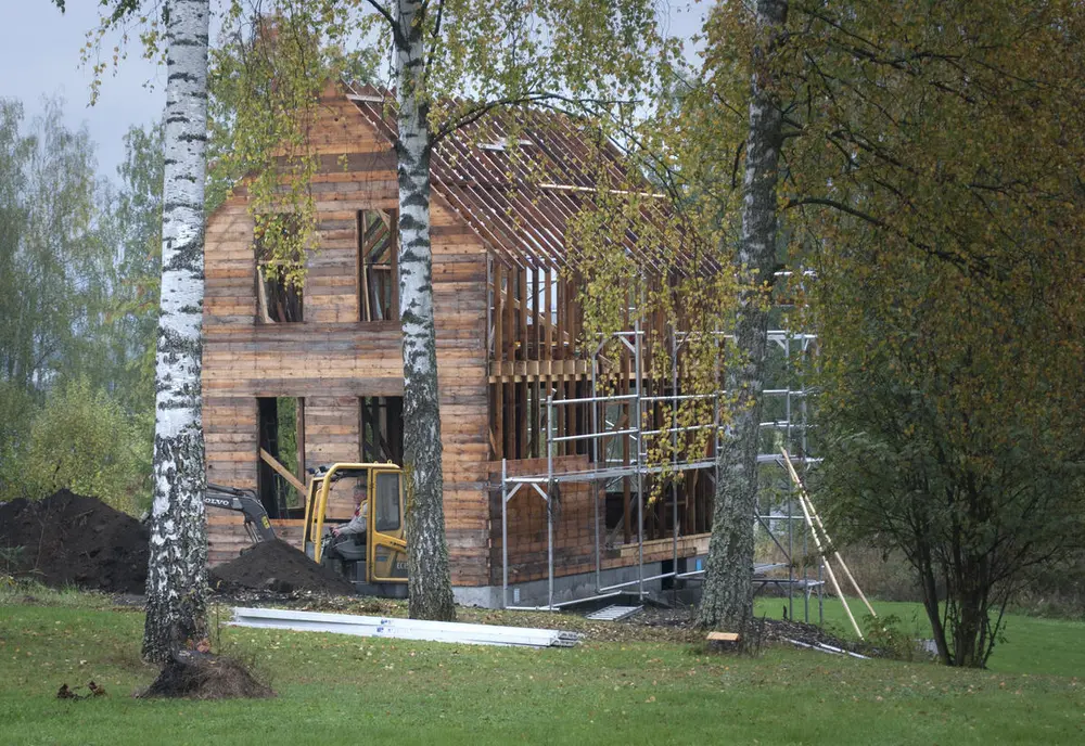 Bjørgohuset restaureres og sees her med stillaser på baksiden av huset