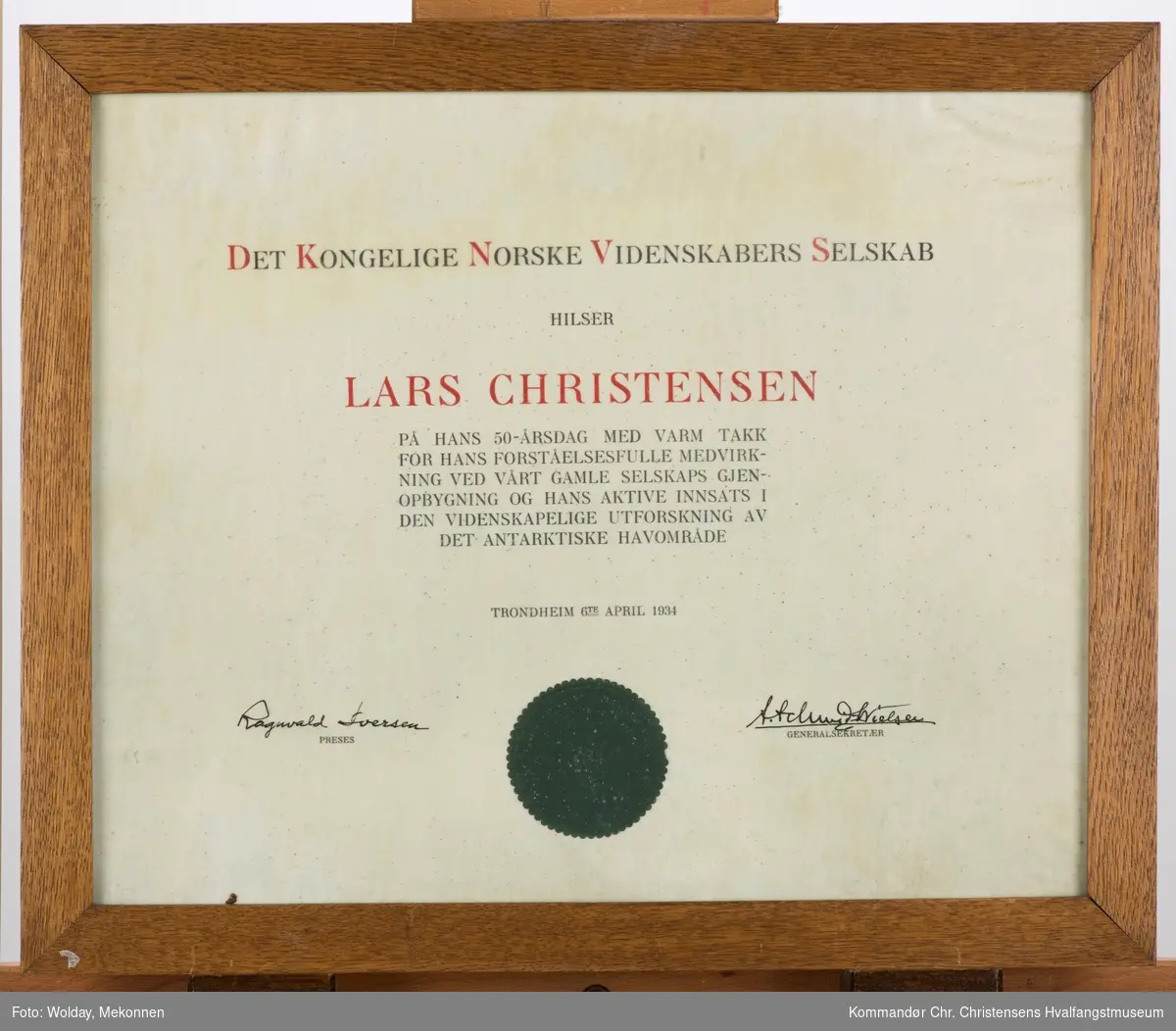 Adresse fra "Videnskabens Selskap" Trondheim 6/4-1934 L.C.
Adresse er et skrift som uttaler flere mennenskers lykkeønskninger, utykker deres takknemlghet e.l. til en person eller myndighet.
