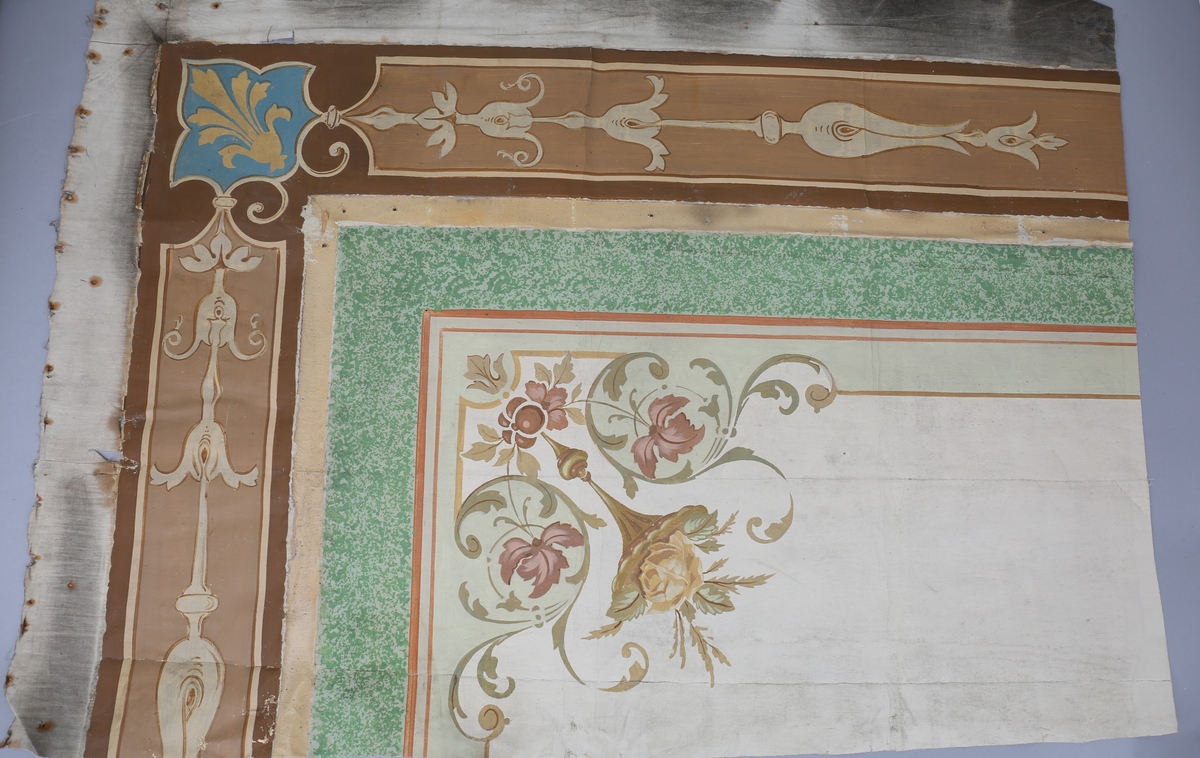 Sjablonmalt taktrekk.
Langs kantene polycrom dekor med enkelte forgylte detaljer.
Båndfriser langs taklist i "antikk renessanse".
I hjørner og på midten Vase med blomster i "sen nyrokokko".