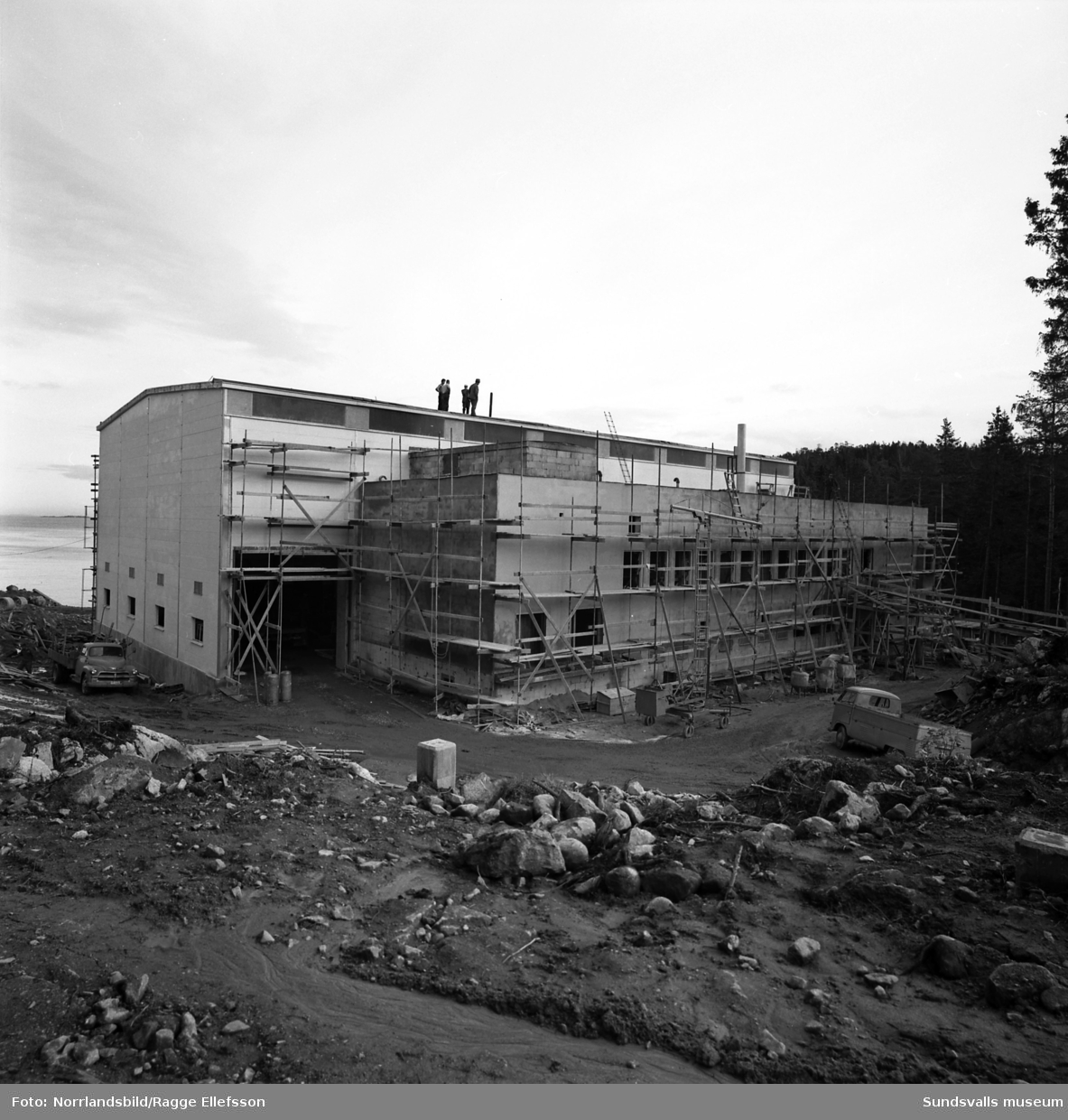 Bilder från det pågående kraftverksbygget i Nyhamn. Byggnaden som börjar ta form samt markplanering för de tillhörande oljecisternerna.