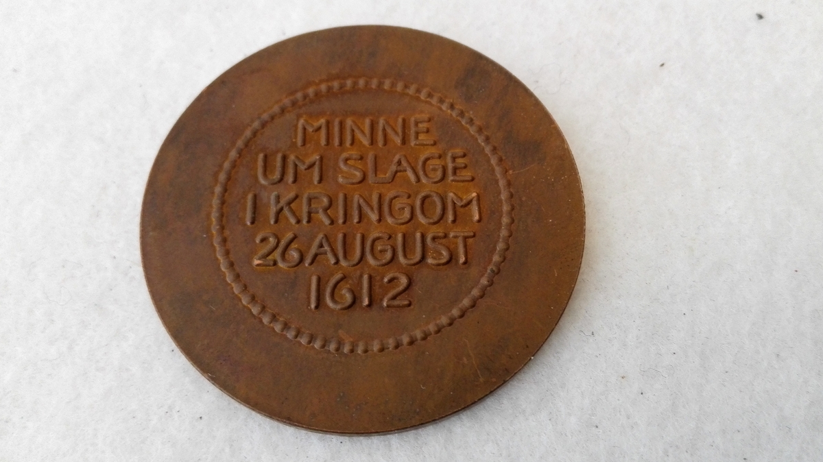 2 erindringsmedaljer (12077 - 78).

12077 - Erindringsmedalje "Minne um Slage i Kringom 26 august 1612". Paa reversen Prillar-Guri og 1612 - 1912.

Gave fra Guldsmed Karl Fridenberg, Lillehammer.