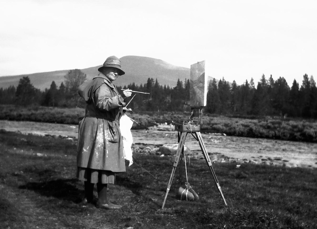 Malende feriegjest i Misterdalen i Rendalen. Mary Archer Heggen står og maler. 