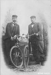Portrett av to menn med sykler.