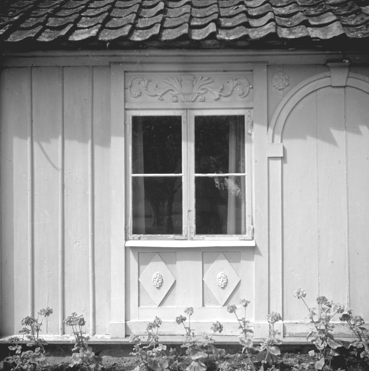 Detalj av gästflygeln på Hållingstorp i Kristberg socken. Gården ägdes i omkring 100 år av släkten Nyström med bland andra några av anförvanternas arkitekter och byggmästare. Bilden visar typiskt nyströmska dekorer.