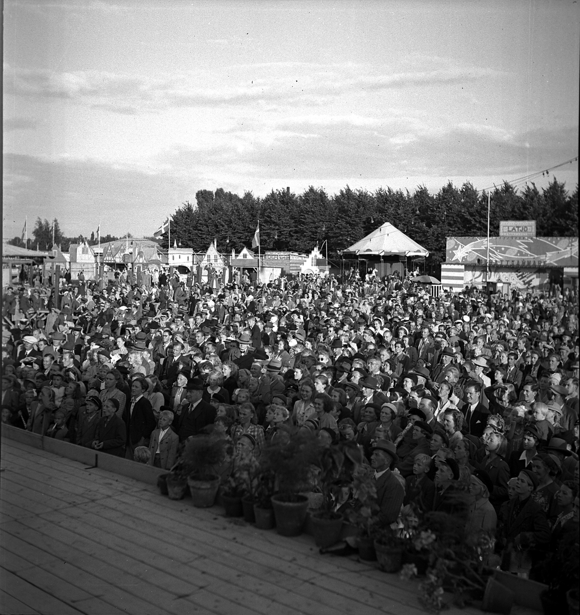 Hantverksutställningen 1947 i Kalmar. Publikhav framför stora scenen.