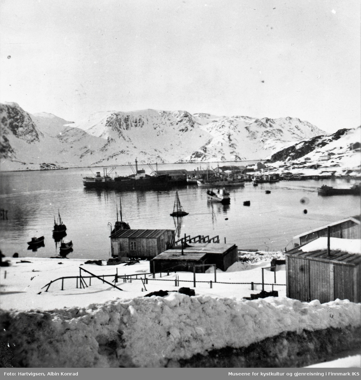 Honningsvåg. Gjenreisning. Brakkebebyggelse. I bakgrunnen dampskipskaia med en av VDS sine godsbåter. Påske 1946.