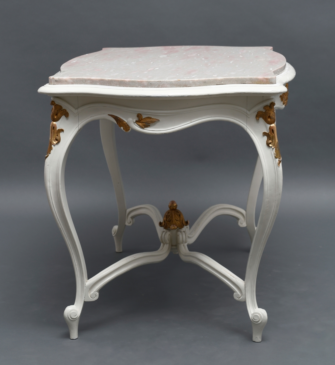 Avlangt bord med bordplate i marmor, rokokko preg.