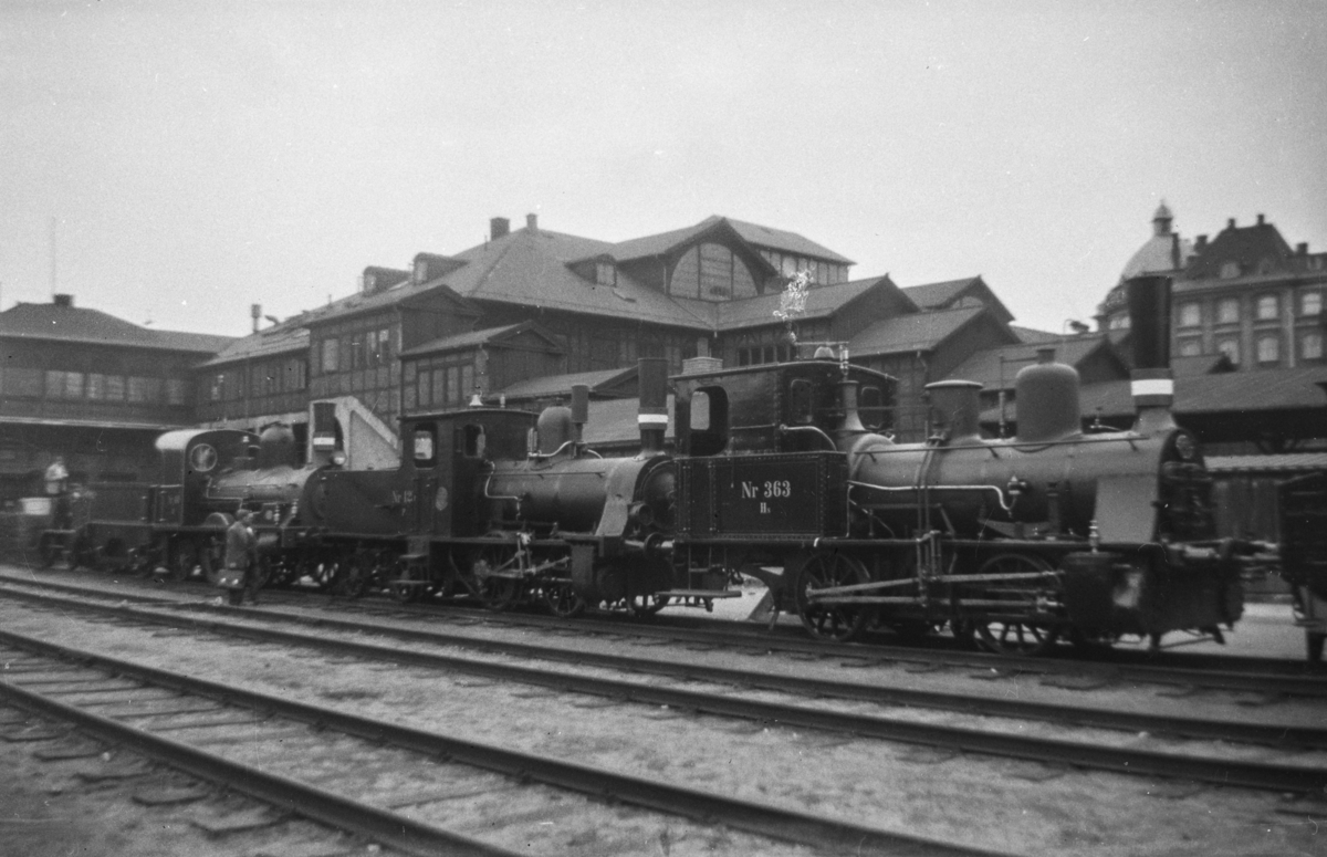 Danske damplokomotiver, til høyre type Hs nr. 363 ved København Østerport.