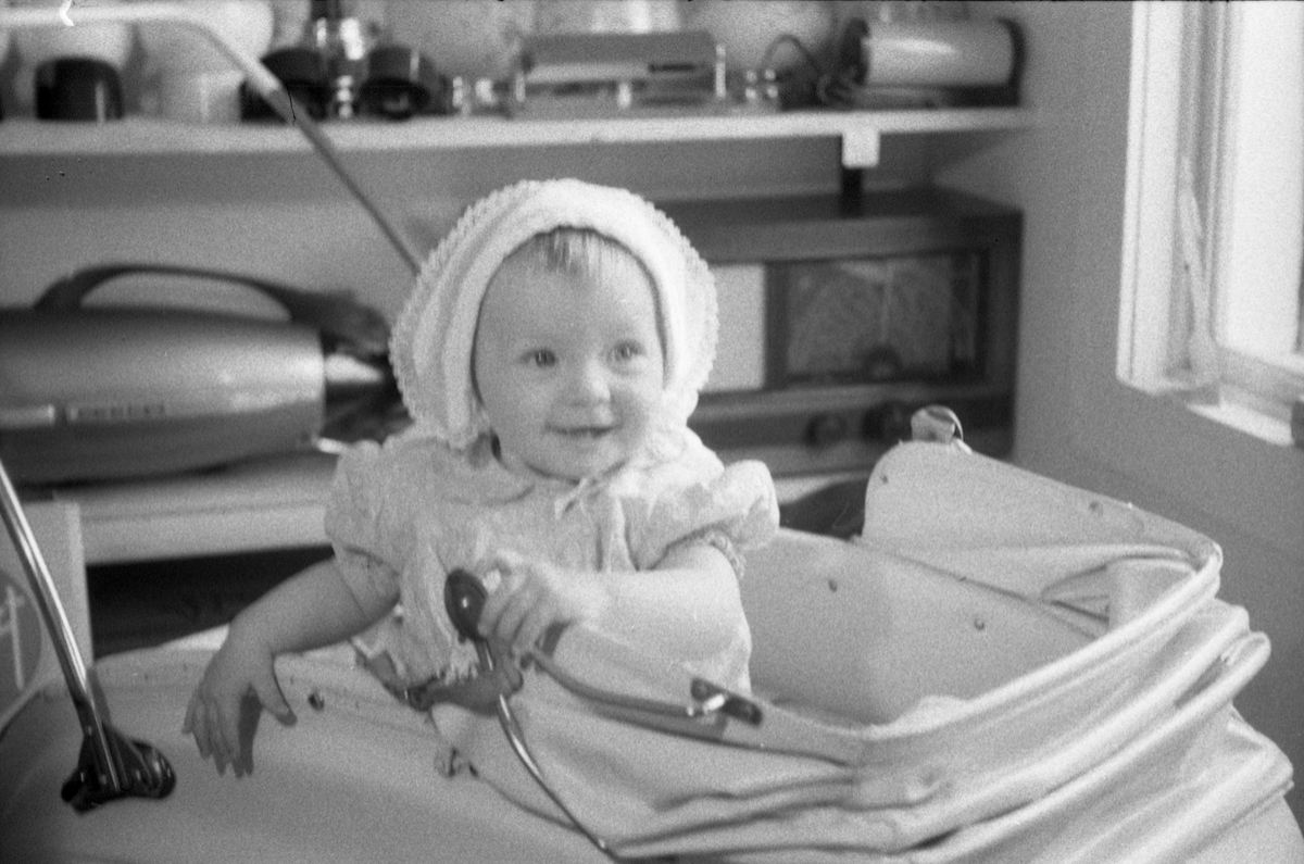 Portrett av et uidentifisert barn i barnevogn. Serie på 12 bilder, juli 1952.
