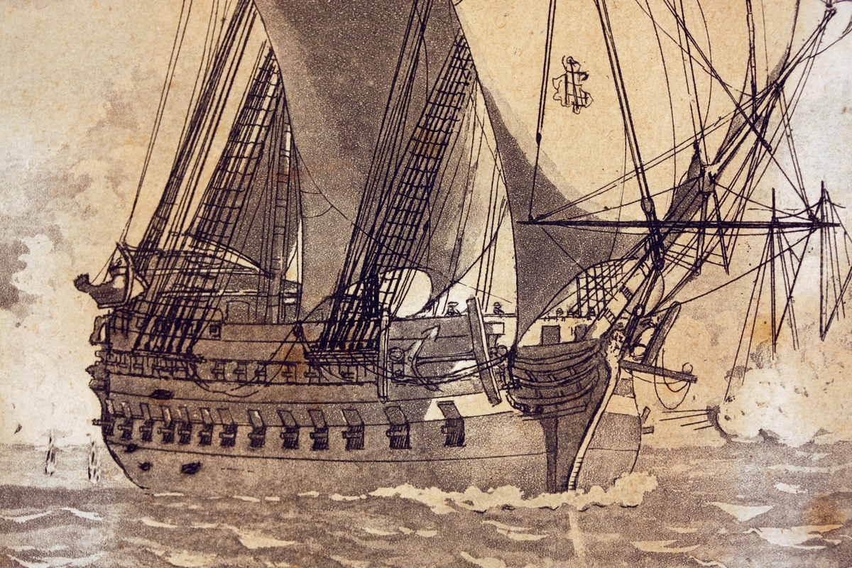 I bildets midtre er et større krigsfartøy under fulle seil i kamp med seks mindre fartøyer.