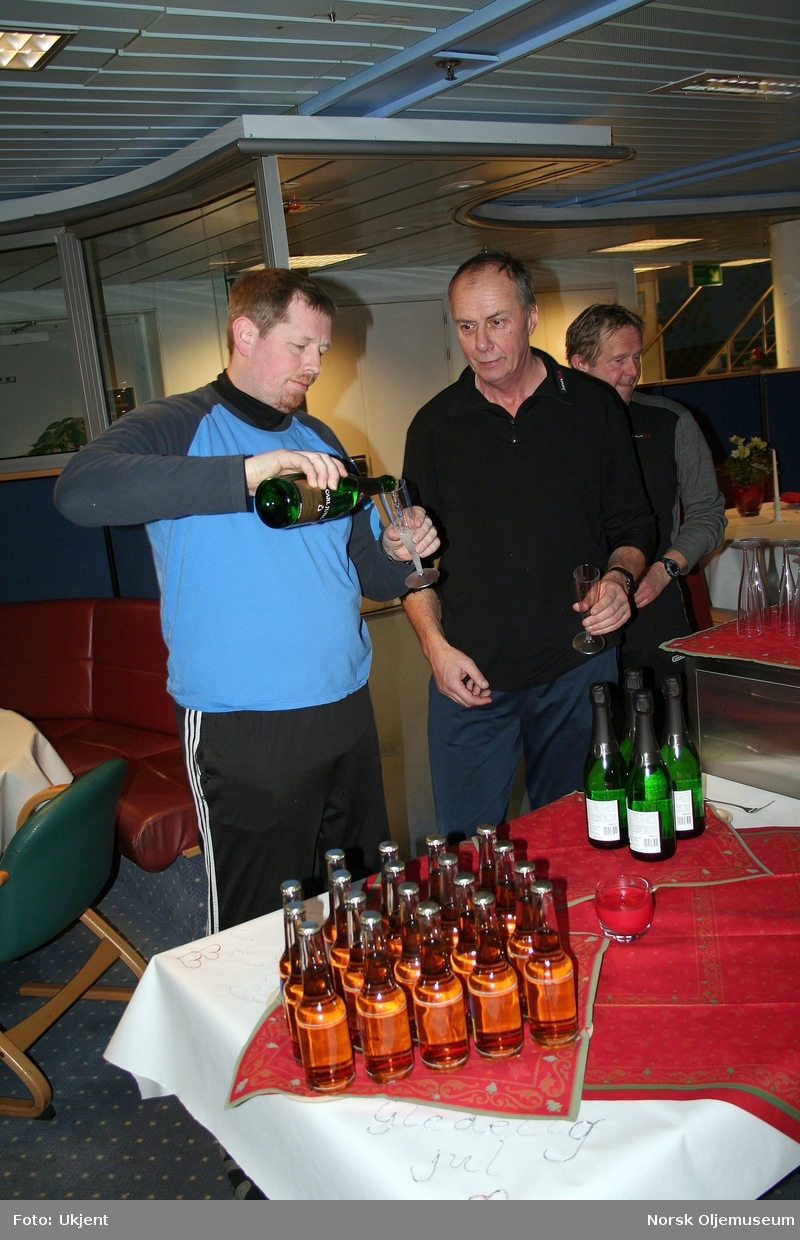 Alkolfri champagne og alkoholfritt øl serveres på Draugen 1.juledag i 2010.