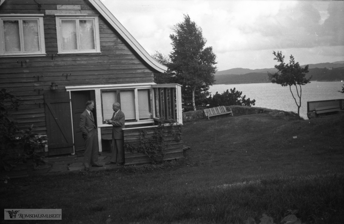 "1955"."Tur til Stavanger og Haugesund".Bildet er tatt v/ hytta til dr. Nervik fra Haugesund. Hytta står i Aksnes v/ Førresfjorden.