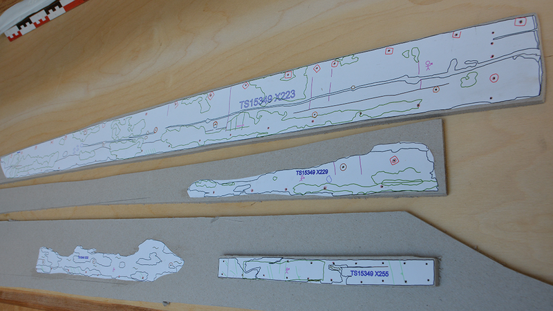 Tegninger av tre hudbord og et reparasjonsbord fra Lovundbåten, skrevet ut på papir i skala 1:5 og limt på bokpapp.