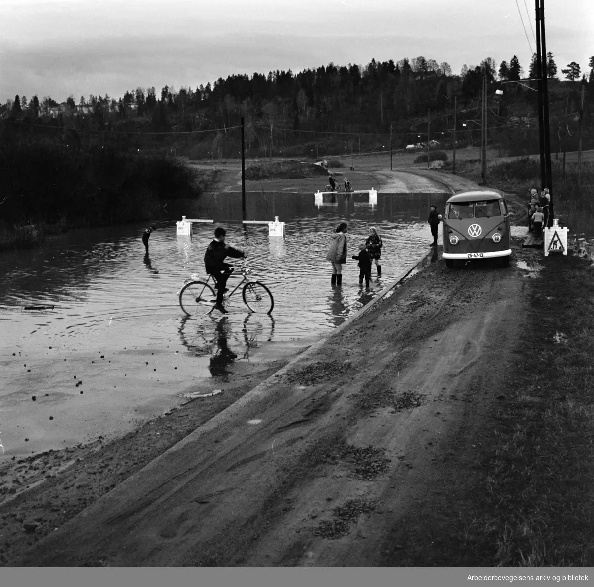 Østensjøveien synker stadig lenger ned i myra, så her må det bygges bru. Oktober 1961