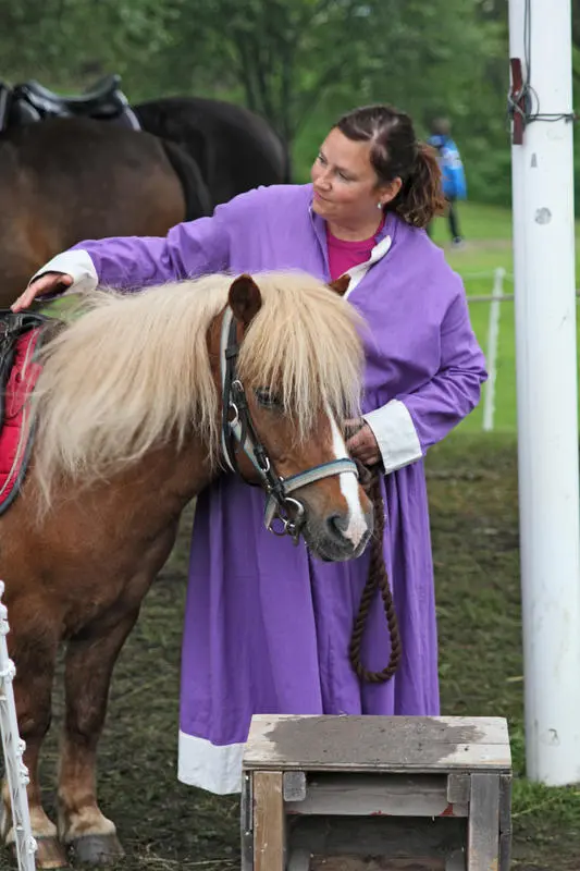 Dame med brun hest med hvit man