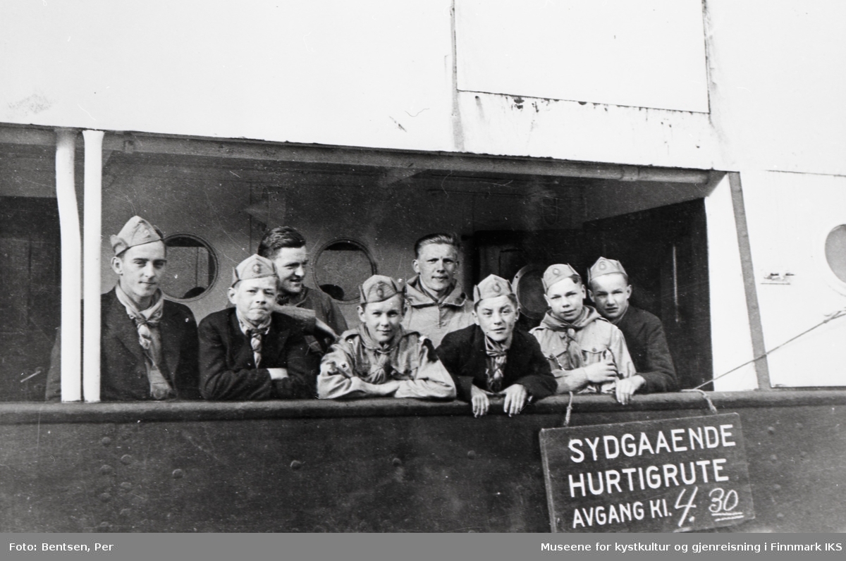 Honningsvåg. Guttespeidere ombord på Hurtigruta på tur til Norsk Speidergutt-Forbunds landsleir på Jeløy utenfor Moss. 1936.