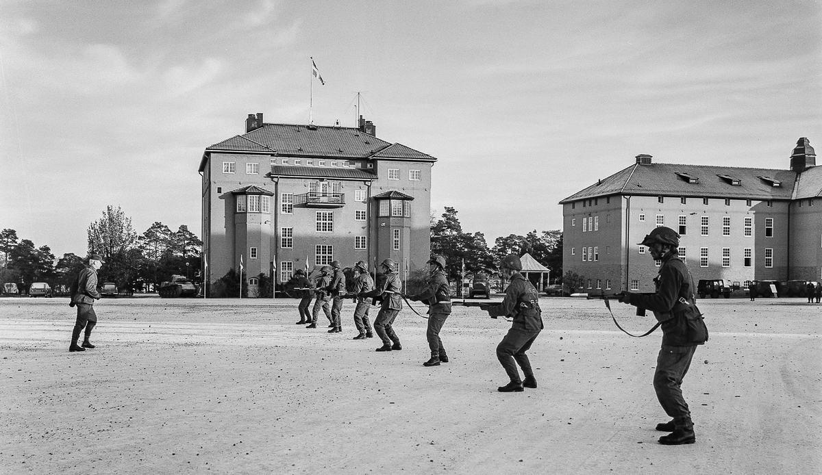 Regementets dag 1977 förbereds. 
Del av beredskapsplutonen övar närstrid. OBS! fyra bilder.
Leds av Fk Tommy Jannerstad.
