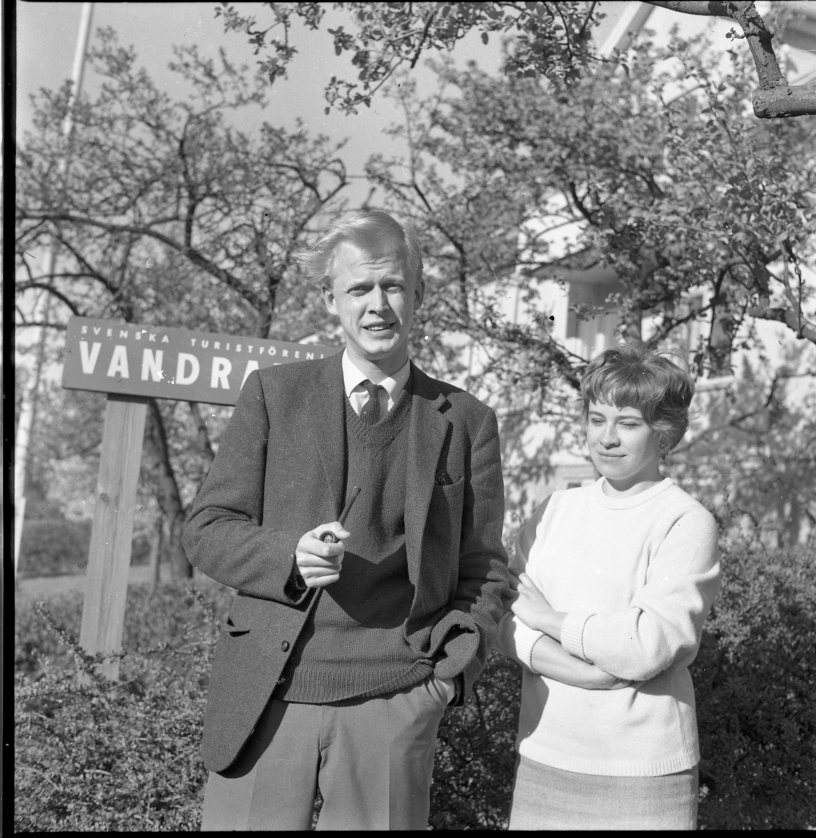 Vandrarhemmets värdar 1964. Oidentifierad man med pipa i handen, kvinnan heter sannolikt Margareta Nyberg.