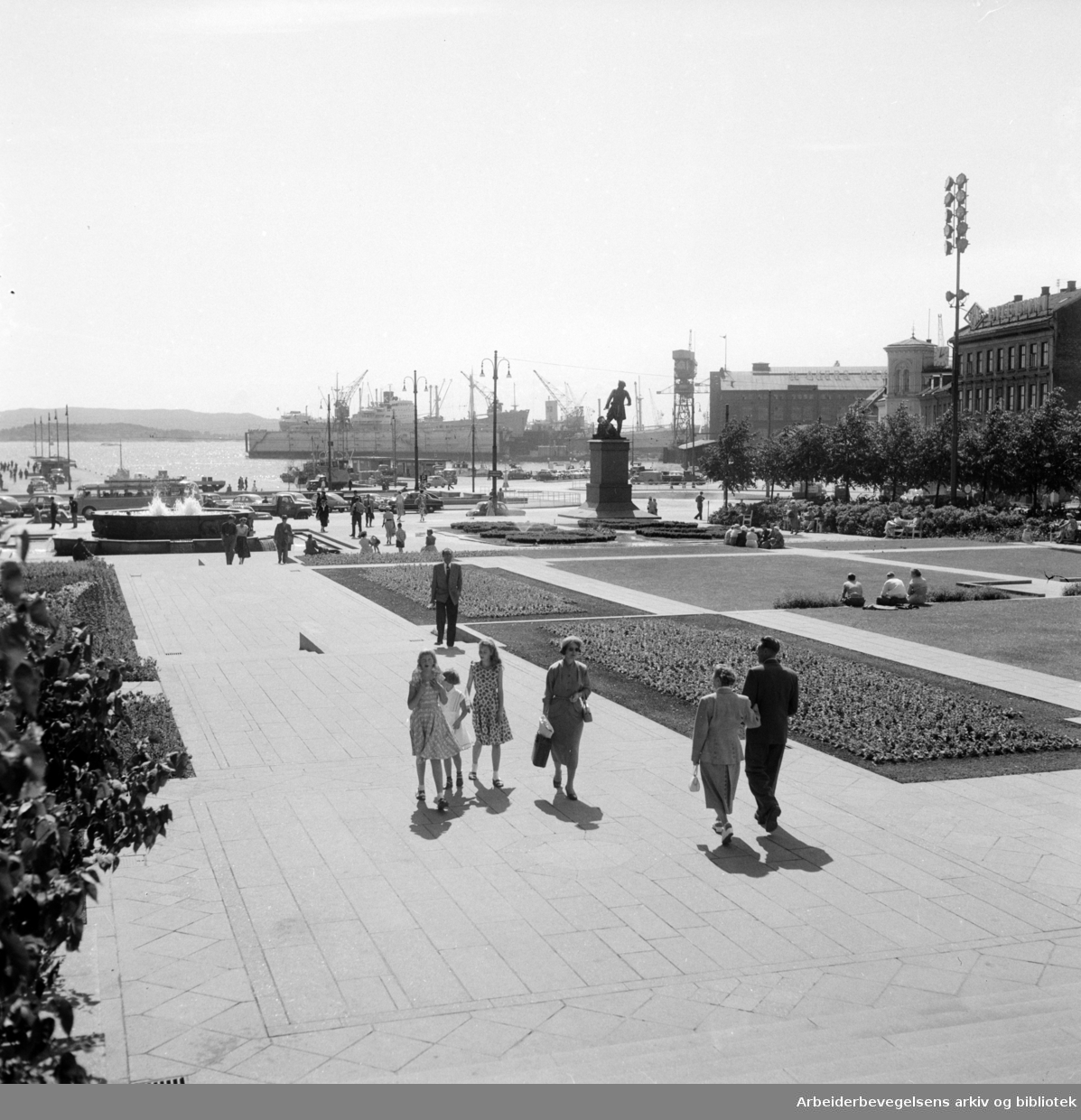 Rådhuset: Parkanlegget på Solplassen. Mai 1950