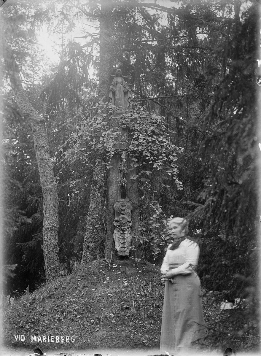 Anna von Engeström vid Marieberg, utomhuskyrka i parken, Göksbo, Altuna socken, Uppland