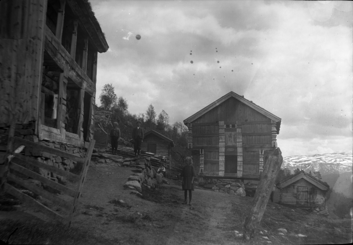 Rikard Berges fotoarkiv. Stue, loft og stabbur, Sud-Gjuvland, Rauland. Fotografert 1925.