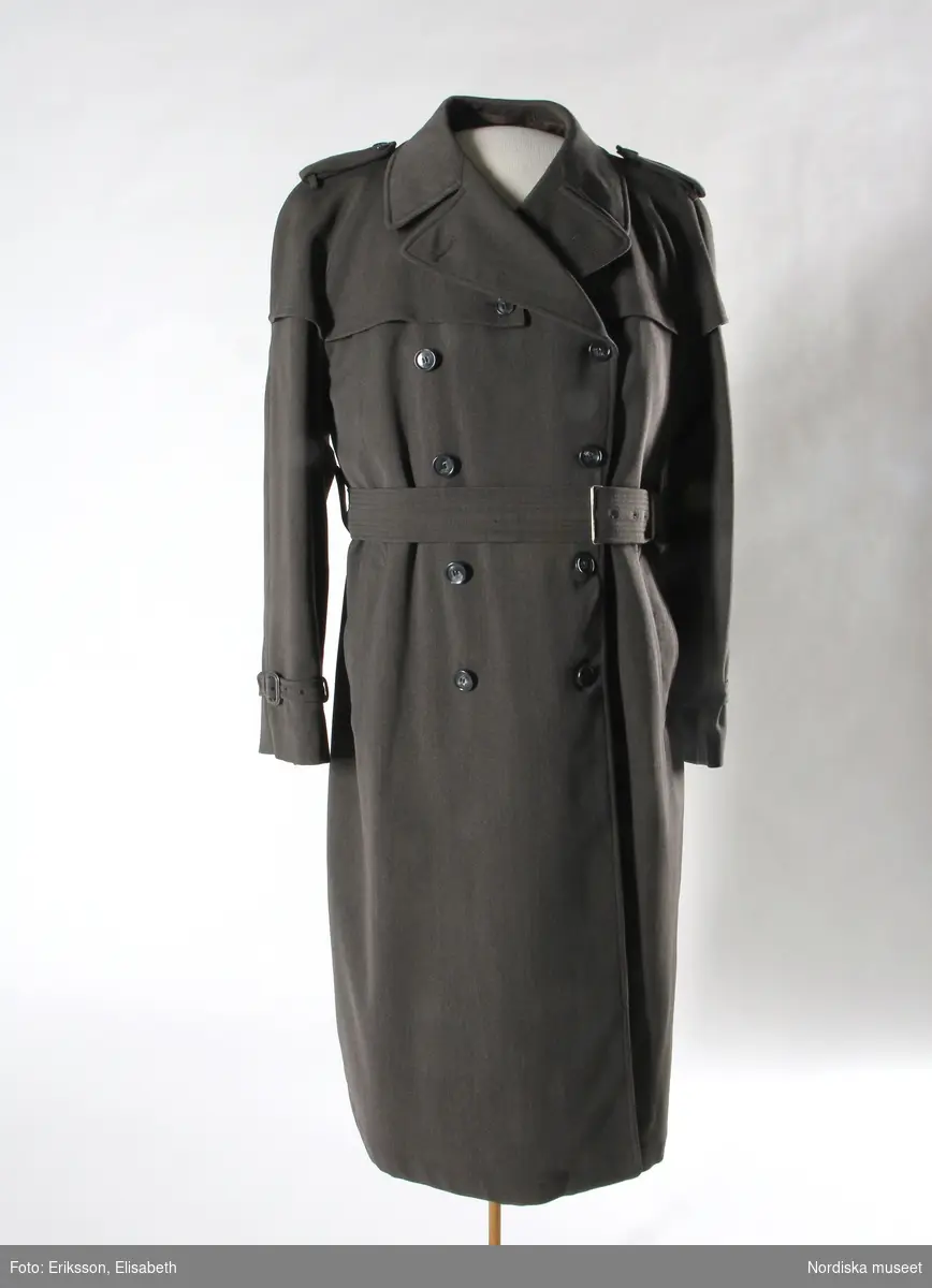 Överrock, s.k. Trenchcoat, av yllediagonal och vaxad bomull. Tillverkard av Tiger/Schwartzman & Nordström, Uddevalla, troligen 1940-tal.