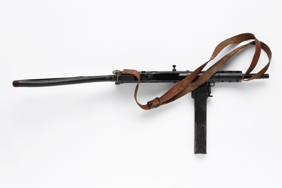 Britisk 9 x 19 mm maskinpistol med magasin og lærsele.