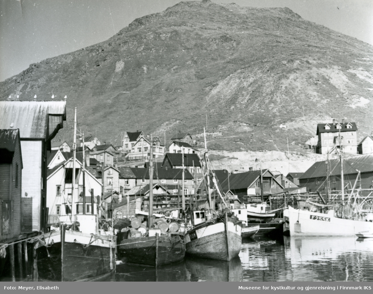 Honningsvåg. Båter til kai ved fiskebrukene på Holmen, i bakgrunnen bebyggelsen på Larsjorda. 1940.