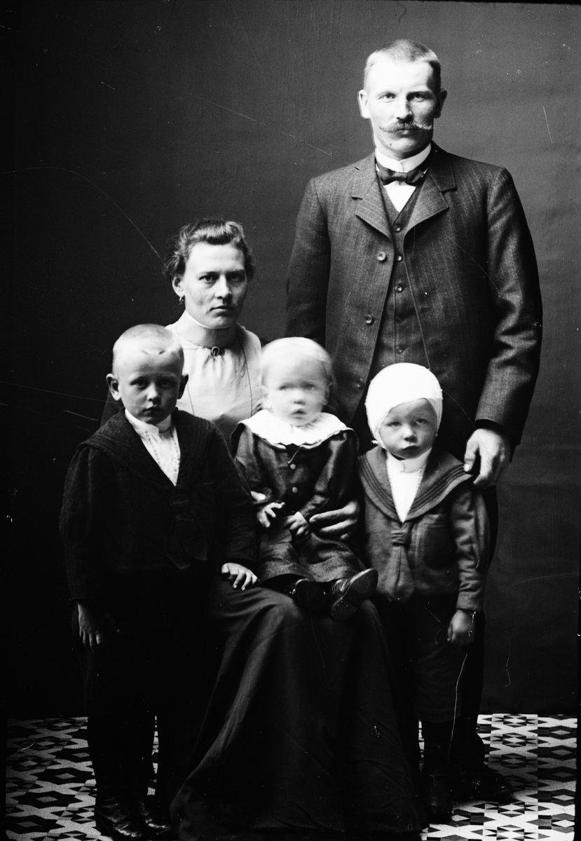 Ateljéporträtt - familj, Alunda, Uppland