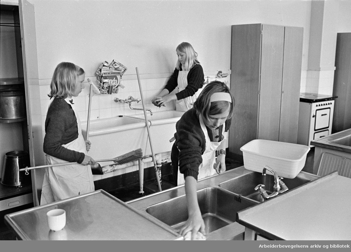 Kjelsås skole. Husstell. April 1969