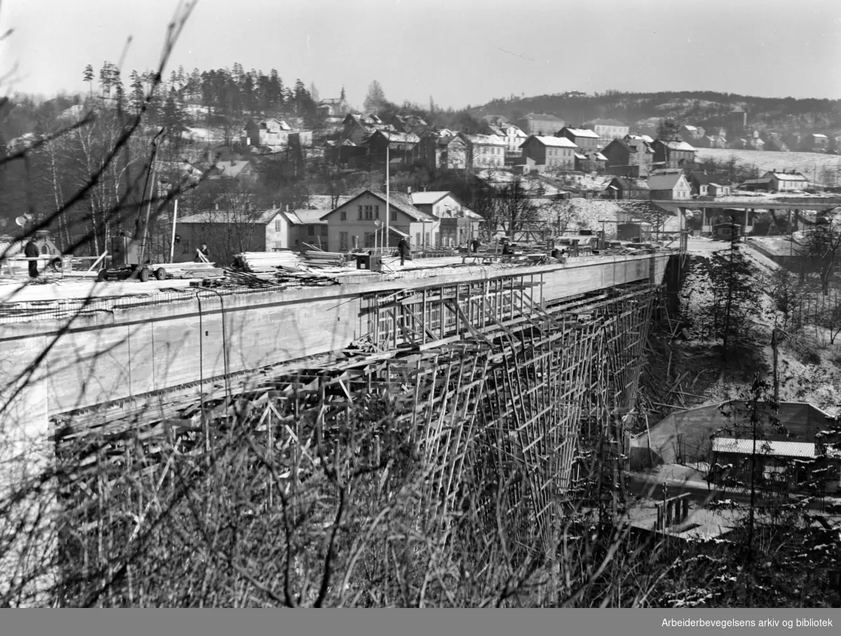Nydalen: Storbrua under arbeid. November 1954