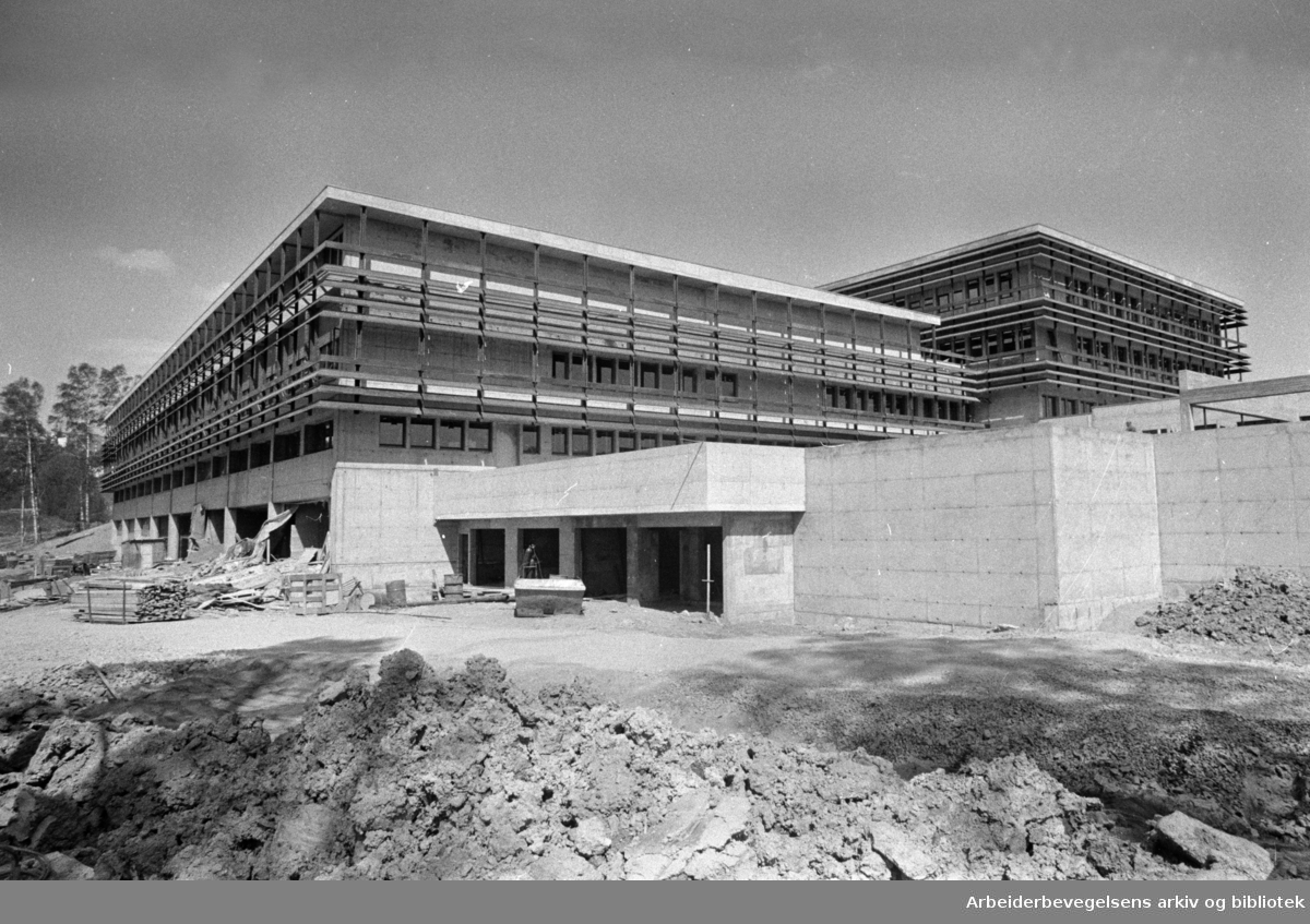 Norsk Medisinaldepot. Nedre Kaldbakkvei. Storbygget for medisin er snart ferdig. Juni 1974