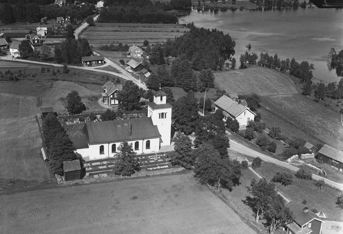 Flygfoto över Bellö kyrka i Eksjö kommun. Nr D.2227.
