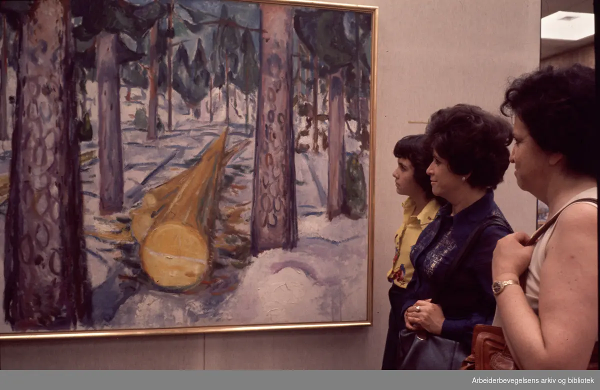 Munchmuseet på Tøyen. Familien Garcia fra Mexico ved Munchs "Den gule tømmerstokken". Juli 1976