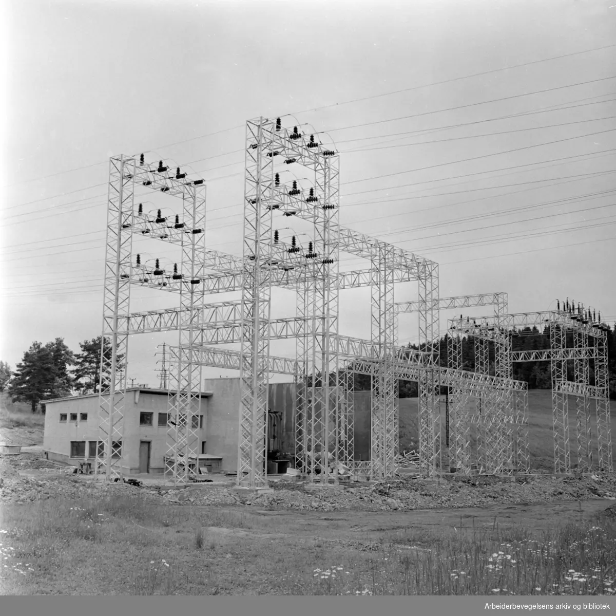Manglerud. Abildsø understasjon i Plogveien 100. Juli 1957