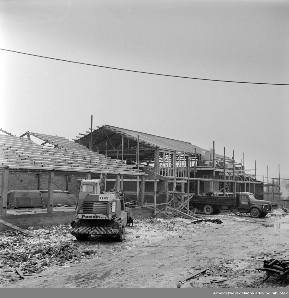Manglerud skole. Idrettshallene under bygging..Februar1964