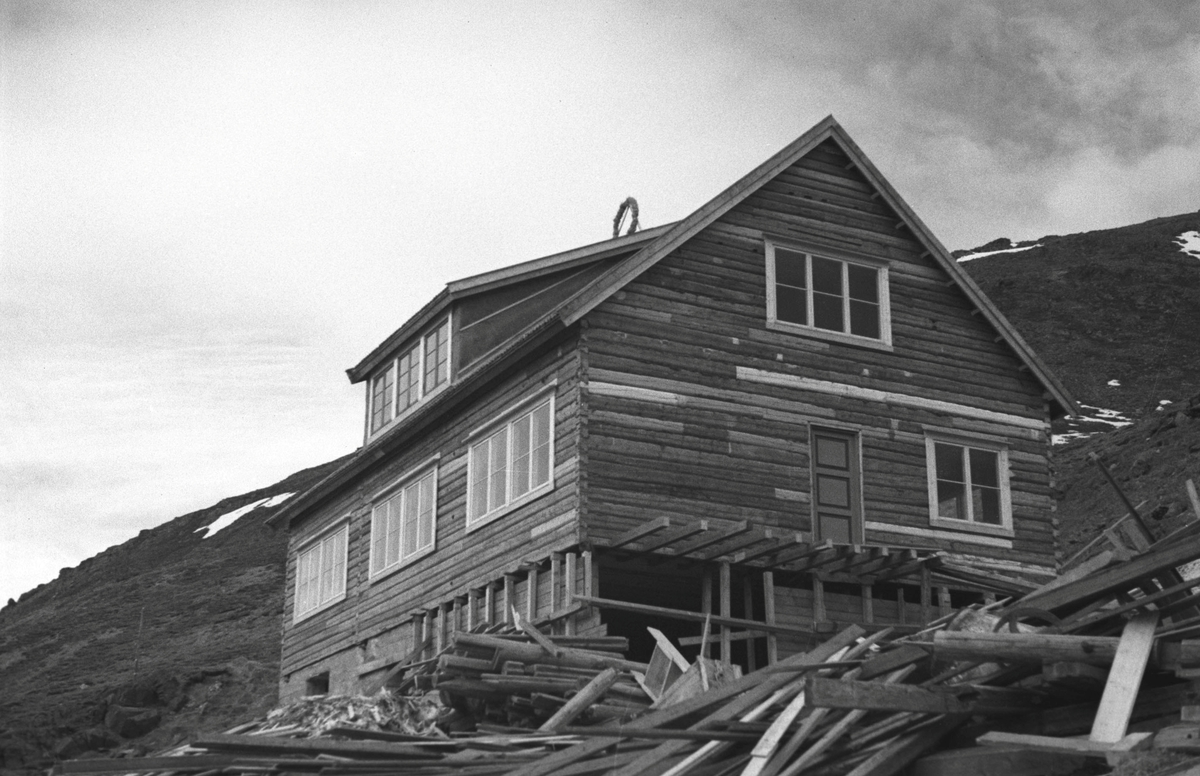 Gjenreisning. Hafto-huset i Honningsvåg. Huset ble bygget av brakka til den tyske generalen Rendulic. 1946/47.