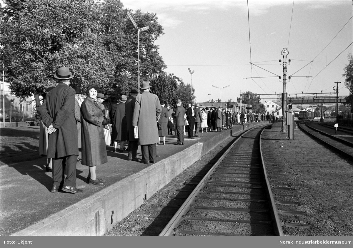 Pensjonisttur til Drammen. Mennesker stående på perrongen og venter på tog.