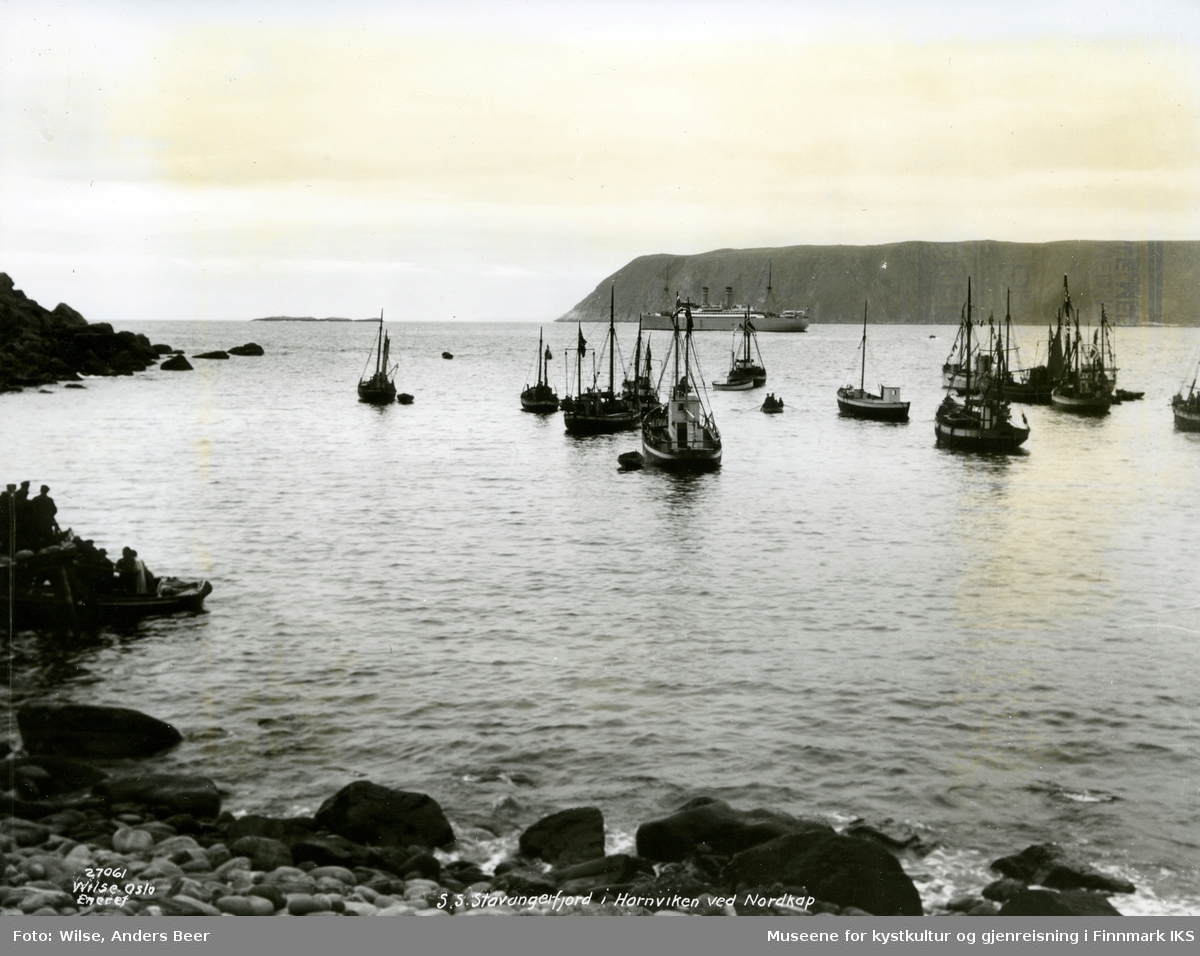 Små lokalbåter i Hornvika. Til venstre kaia med turister og i bakgrunnen ser man D/S "Stavangerfjord". Sommeren 1925. (Originalnegativet eies av Norsk Folkemuseum, W 27061*A)