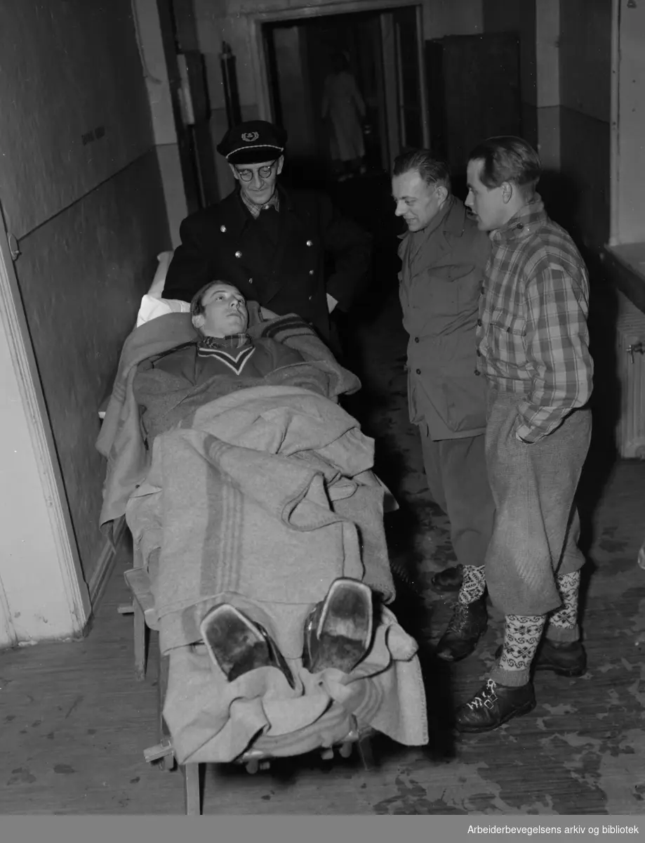 Legevakten: Sjåfører og biler. Leif Ergo Olsen var uheldig og skadet seg under hopprenn i Linnerudkollen. Januar 1951.