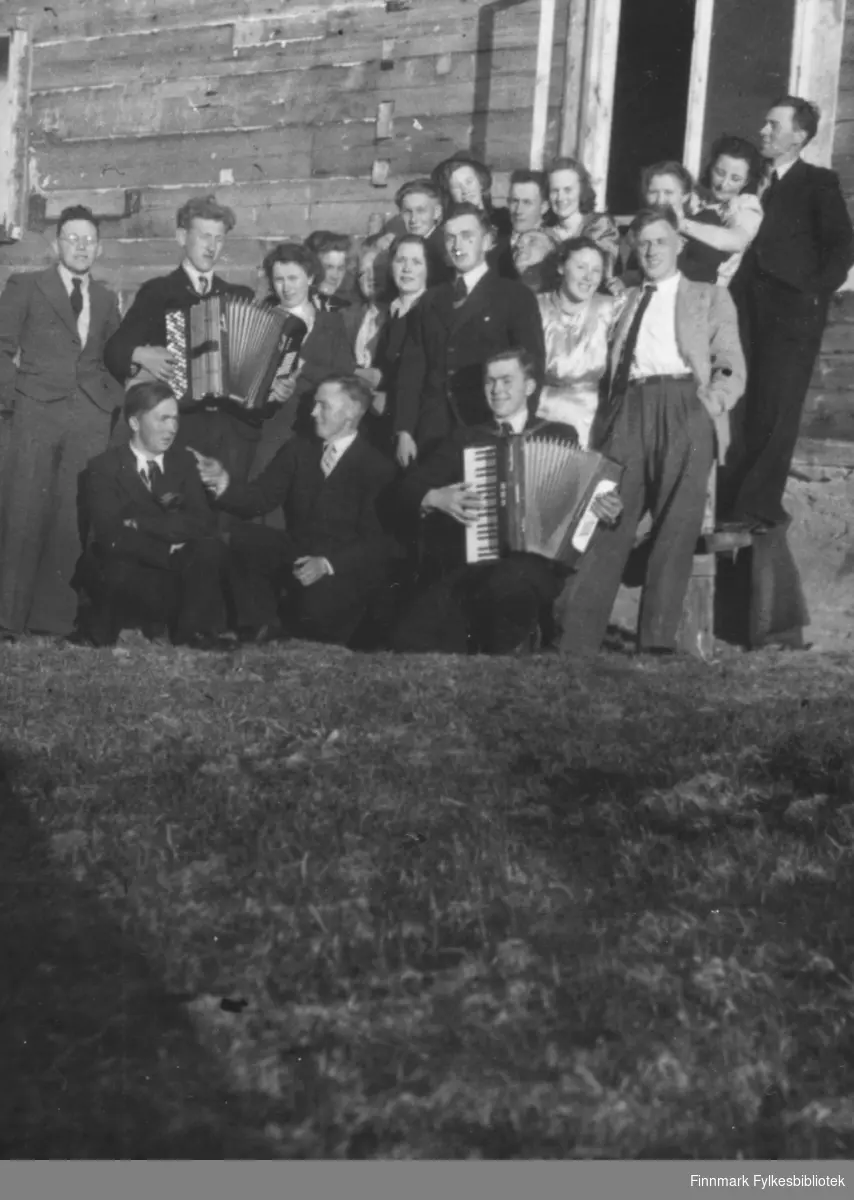 Sommerstemning i Andersby 1948. Familiealbum tilhørende familien Klemetsen. Utlånt av Trygve Klemetsen. Periode: 1930-1960.