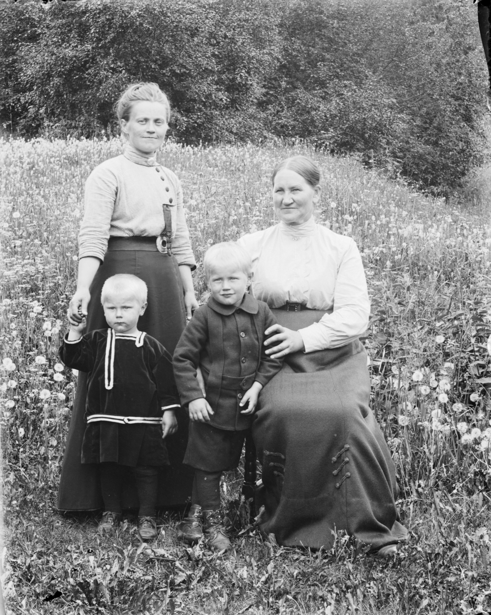 To kvinner og to barn - antakelig bestemor, mor og barn