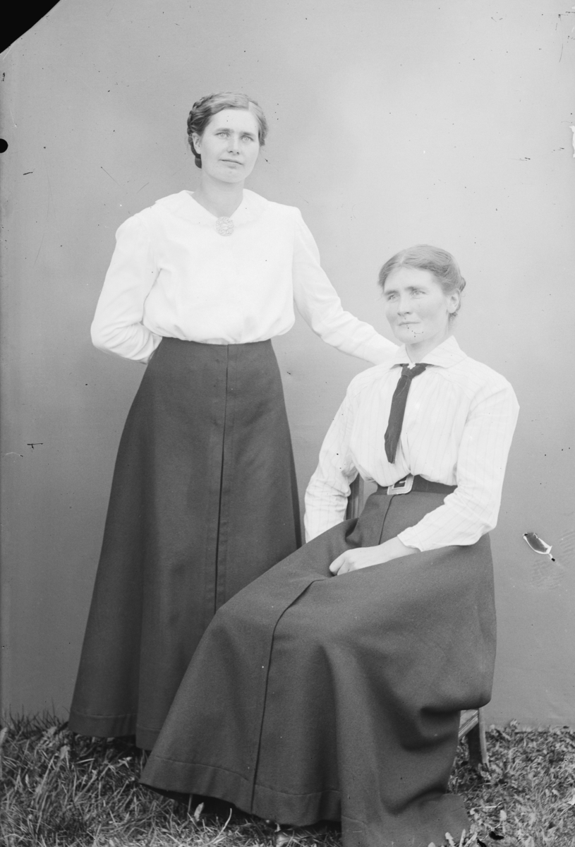 Portrett av to ukjente kvinner